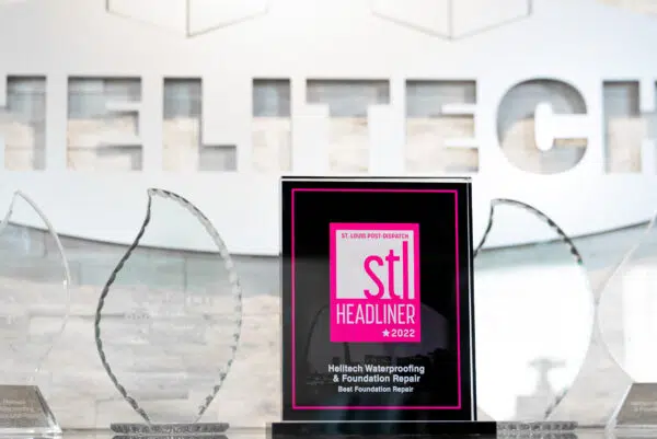 a plaque is sitting on a table in front of a sign that says `` stl headliner '' .