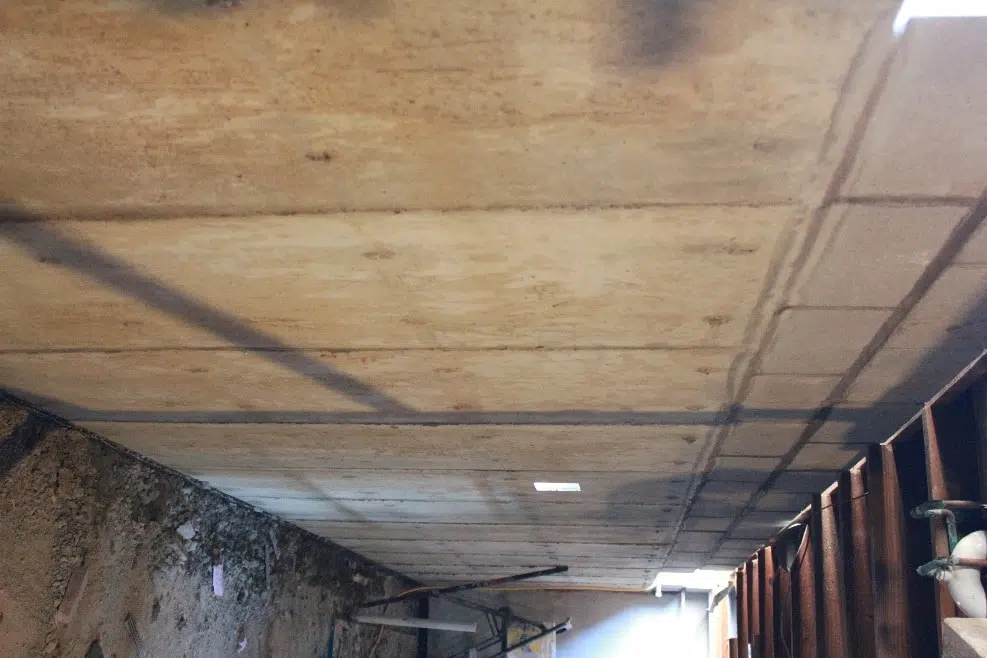 a concrete ceiling with a light shining through it